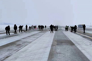 信陽(yáng)明港機(jī)場(chǎng)抗擊冰雪，護(hù)航旅客回家路